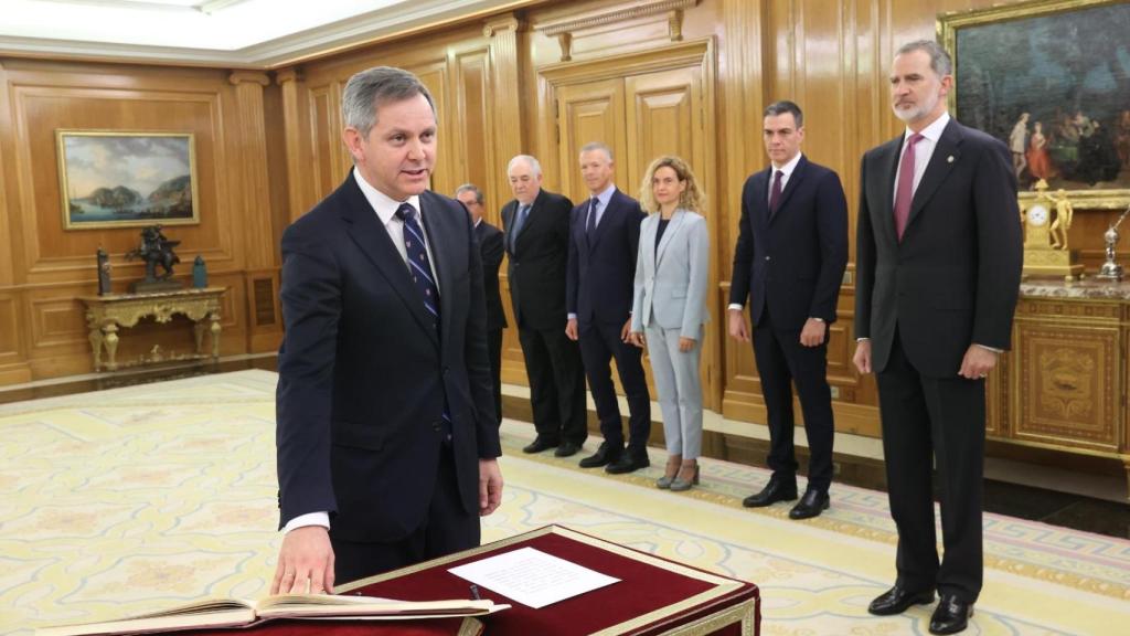 Miñones jurando su cargo como ministro de Sanidad ante el rey