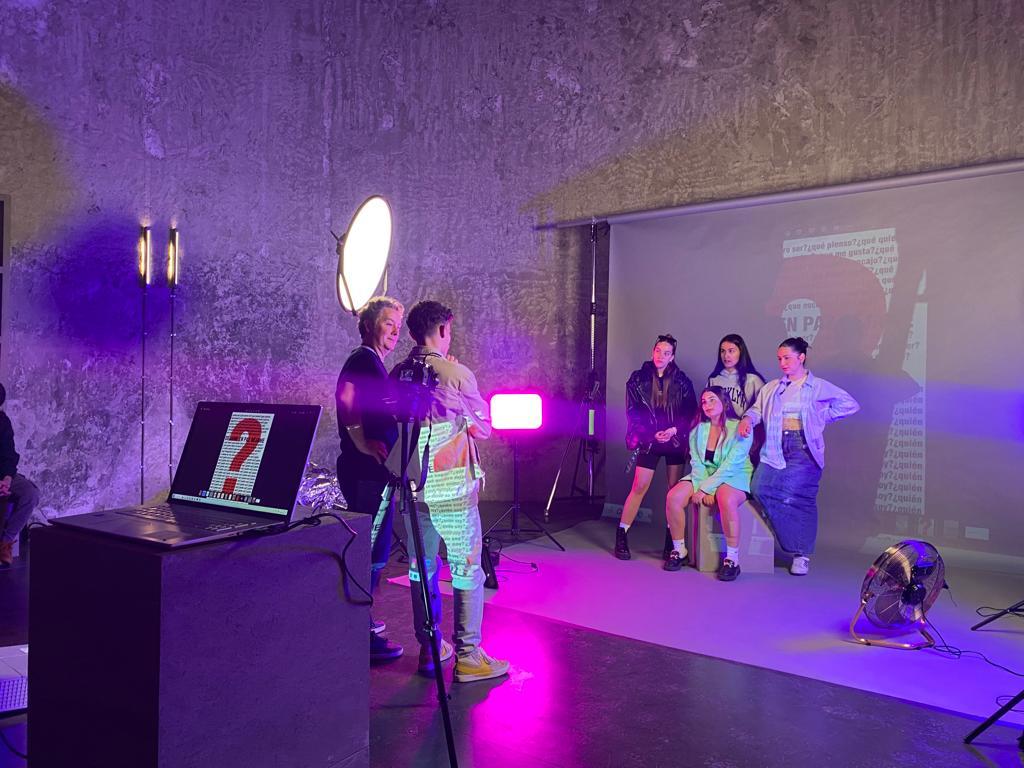 Una de las actividades consiste en trabajar con proyecciones que ellos mismos crean