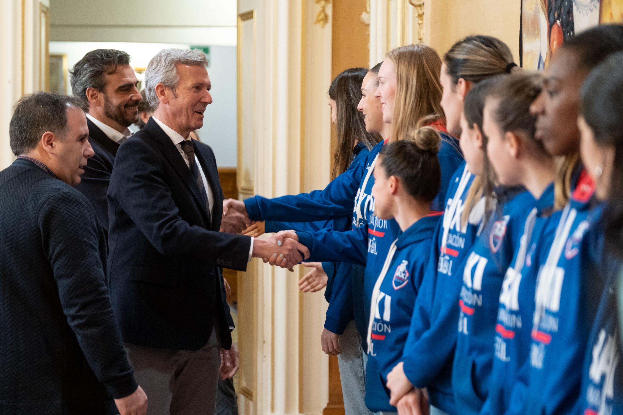 O presidente da Xunta, Alfonso Rueda, acompañado do vicepresidente segundo e conselleiro de Presidencia, Xustiza e Deportes, Diego Calvo, recibe ao equipo de baloncesto Baxi Ferrol, campión da  Liga Challenge (praza do Obradoiro). 28/03/23.