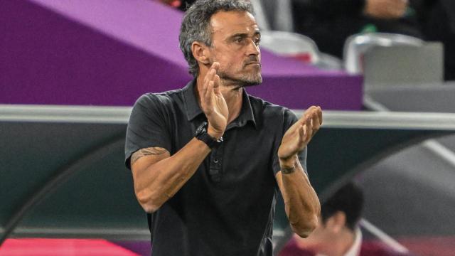 Luis Enrique aplaudiendo durante un partido de España en el Mundial