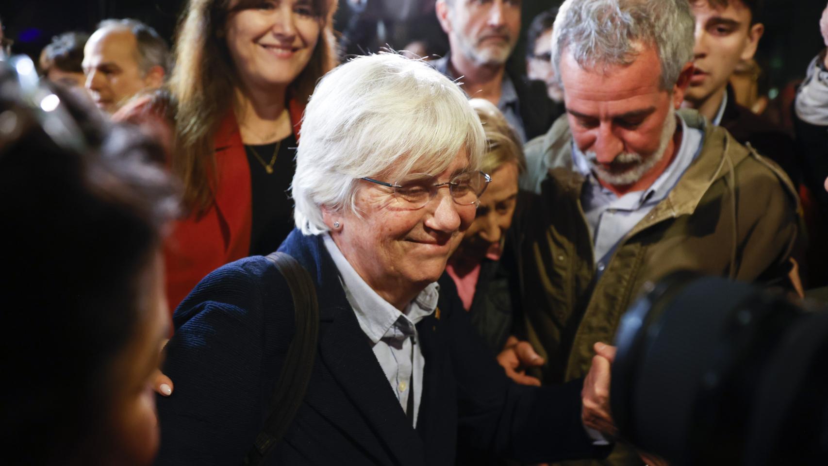 Clara Ponsatí y, a sus espaldas, Laura Borràs.