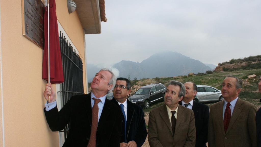 El entonces presidente de la Comunidad, Ramón Luis Valcárcel, inaugurando la depuradora de aguas residuales de Cañada de Gallego, acompañado del alcalde de Mazarrón, Francisco Blaya, y el consejero de Agricultura y Agua, Antonio Cerdá, también investigado en el 'caso La Sal'.