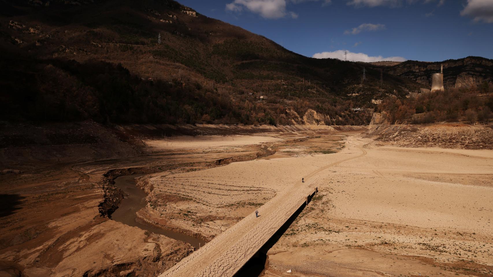 El embalse de Baells, en Cataluña, prácticamente seco, en marzo de 2023.