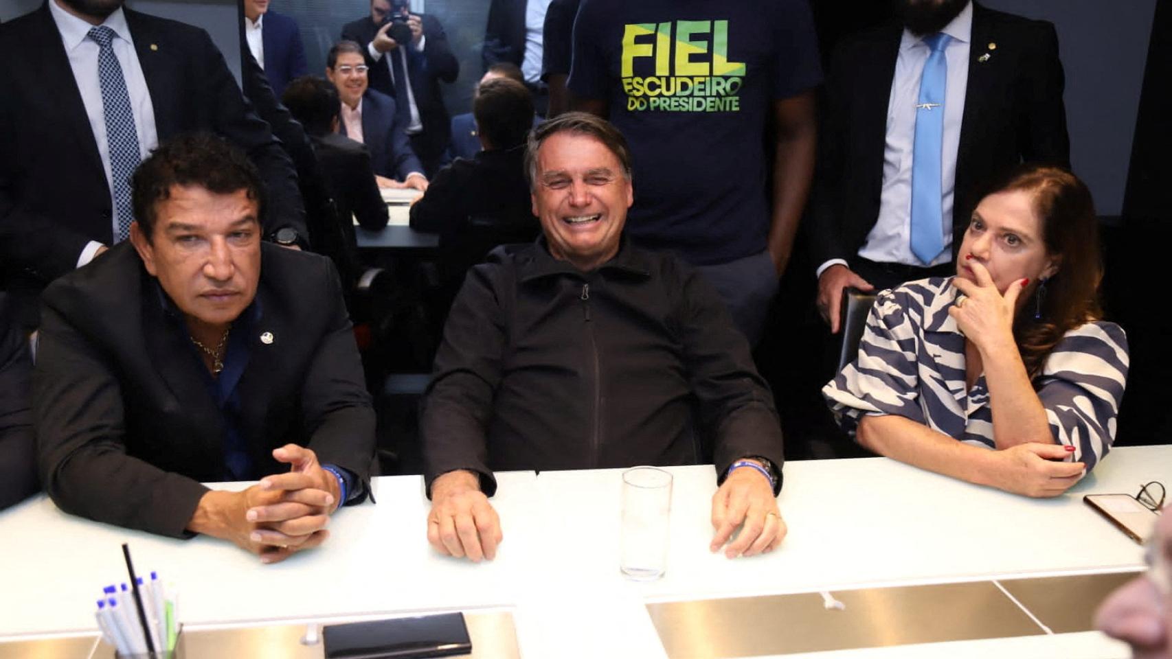 Bolsonaro se reúne con amigos y compañeros en la sede del Partido Liberal de Brasilia, este jueves.