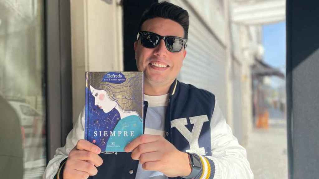 Defreds con su último libro, ‘Siempre’.