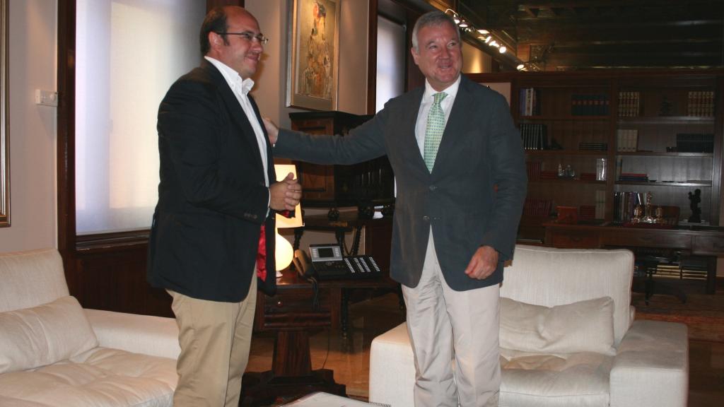 El expresidente de Murcia condenado a tres años de cárcel, Pedro Antonio Sánchez, y el expresidente de Murcia, Ramón Luis Valcárcel, que próximamente será juzgado, en una imagen de archivo, en la que Sánchez, por aquel entonces alcalde de Puerto Lumbreras, fue recibido por Valcárcel, jefe del Ejecutivo autonómico, para presentarle el proyecto de rehabilitación de la denominada 'Casa del Cura'.