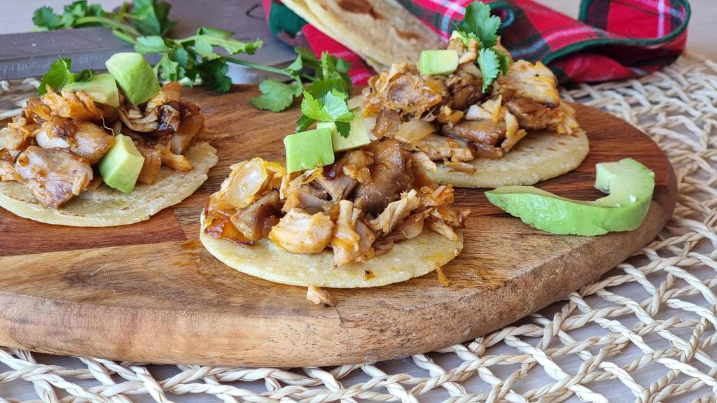 Tacos de carnitas de pollo con tortillas caseras, para viajar a