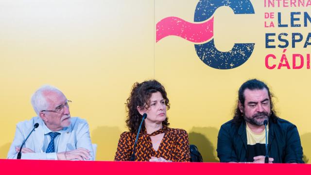 Luis Mateo Díez, Ana López Segovia (Las niñas de Cádiz) y Miguel Ángel García Argüez en el IX Congreso Internacional de la Lengua Española. Foto: Antonio Montiel