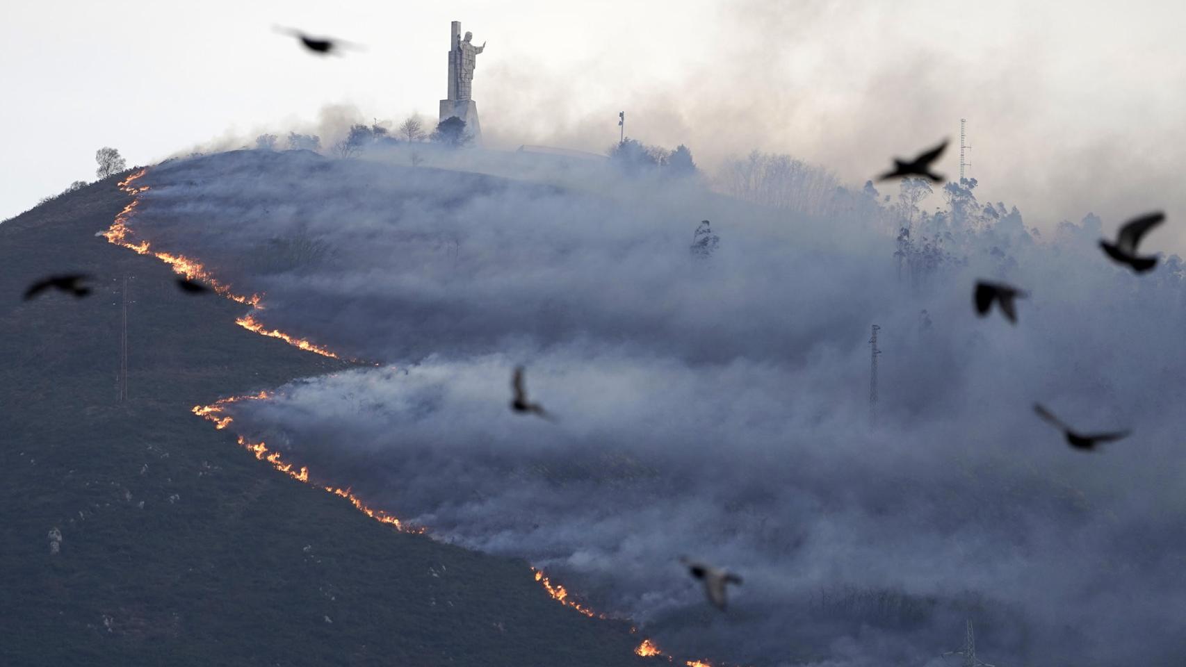 Incendio del Monte Naranco, en Asturias, a las puertas de Oviedo, a 31 de marzo de 2023.