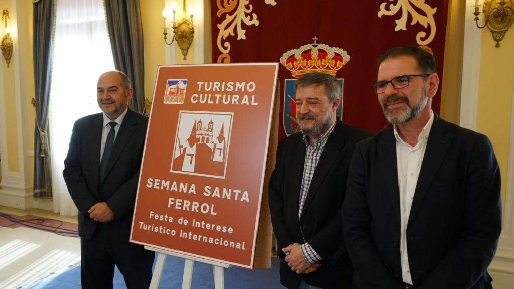 Carreño y Mato (derecha de la imagen) junto a la señal