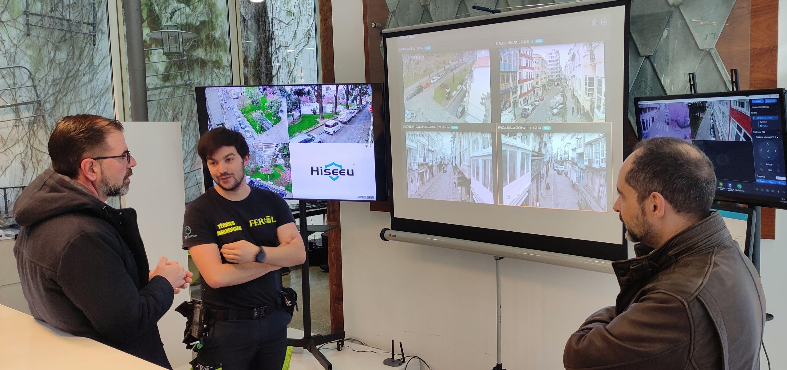 El alcalde esta mañana en el puesto de coordinación. Imagen: Concello de Ferrol