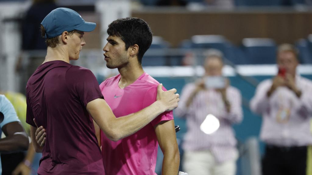 Jannik Sinner y Carlos Alcaraz, tras enfrentarse en el Masters 1.000 de Miami