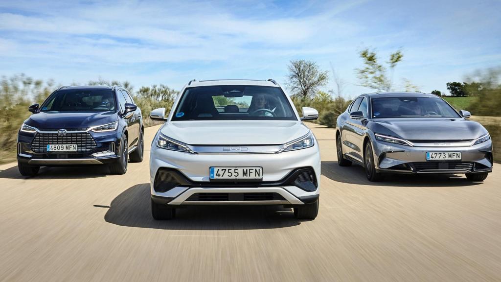 Gama de BYD en España con el Atto 3 en el centro y a los lados el Han y el Tang.