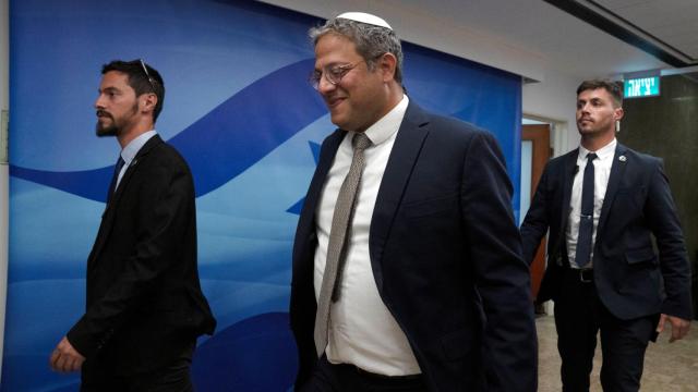 Itamar Ben-Gvir, ministro de Seguridad Nacional de Israel, flanqueado por su equipo de seguridad.