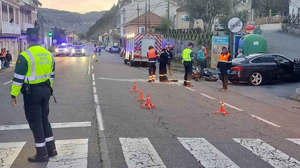 Colisión entre un turismo y una motocicleta en Cenlle (Ourense).