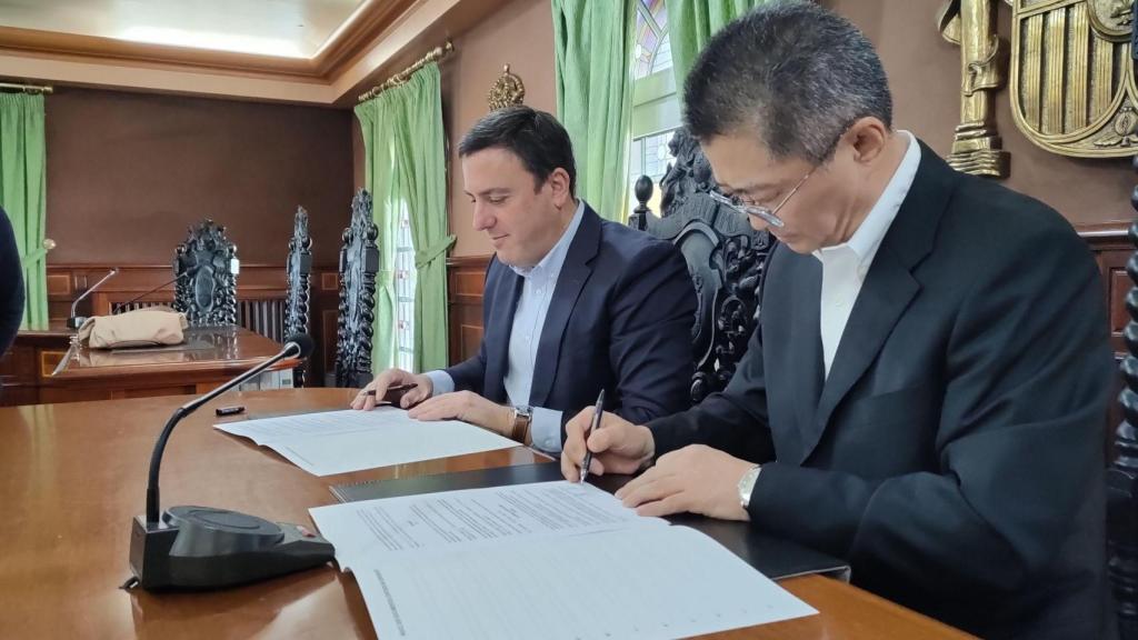 Qin Long (derecha) durante una reciente visita a As Pontes