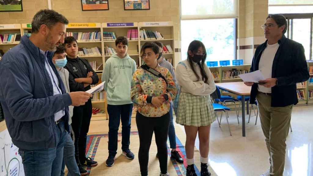 El concelleiro Marcos Rey entregando los premios de los talleres de Prevención de Condutas Adictivas el año pasado.