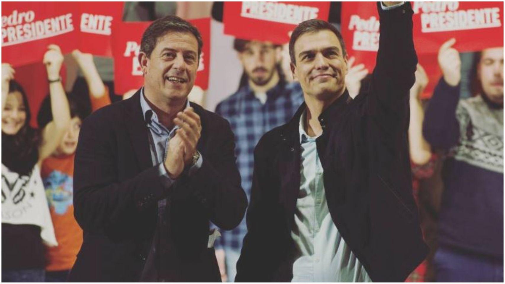 José Ramón Gómez Besteiro y Pedro Sánchez, durante un mitin de la primera etapa del presidente al frente del PSOE.