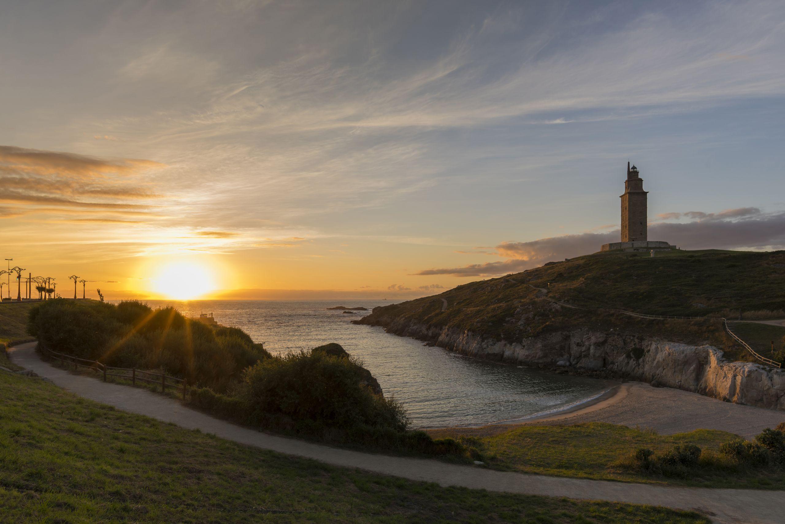 La Torre de Hércules desde el Paseo Marítimo (Shutterstock).