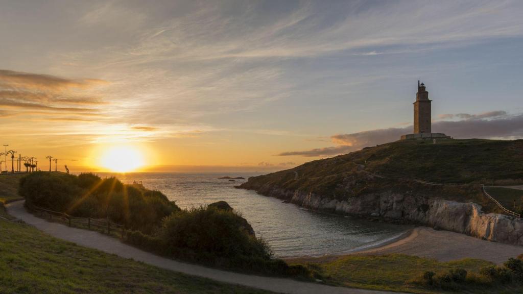 La Torre de Hércules desde el Paseo Marítimo de A Coruña.