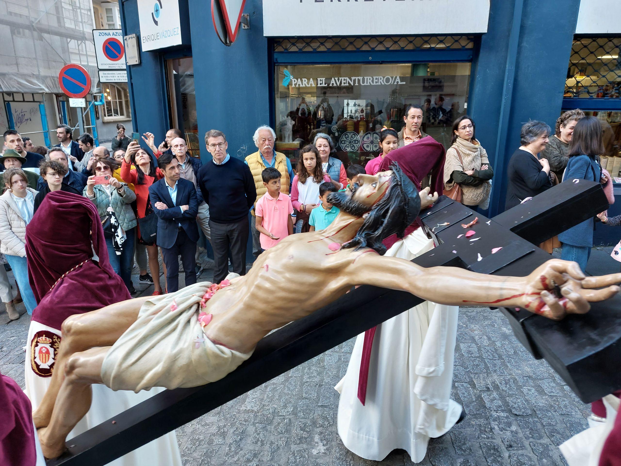 José Manuel Rey Varela y Alberto Núñez Feijóo asisten a una procesión (PP de Ferrol).