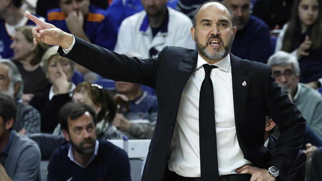 Chus Mateo da órdenes desde la banda.