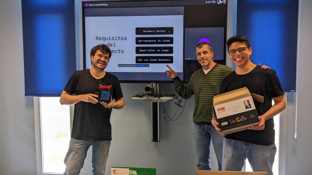 Los creadores de La Caja, Izan Amador y Jorge Benavides, con el responsable del aterrizaje de Google en Málaga, Bernardo Quintero.