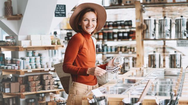 Una mujer en una tienda compra productos a granel.