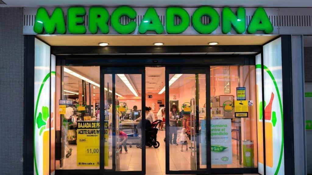 Fachada de un centro comercial Mercadona.
