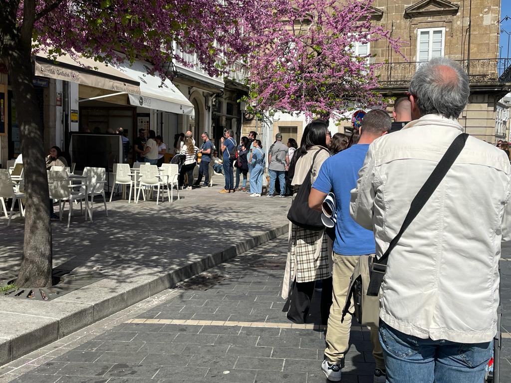 Colas frente a Bico de Xeado y la Heladería Colón hoy sábado (Quincemil).