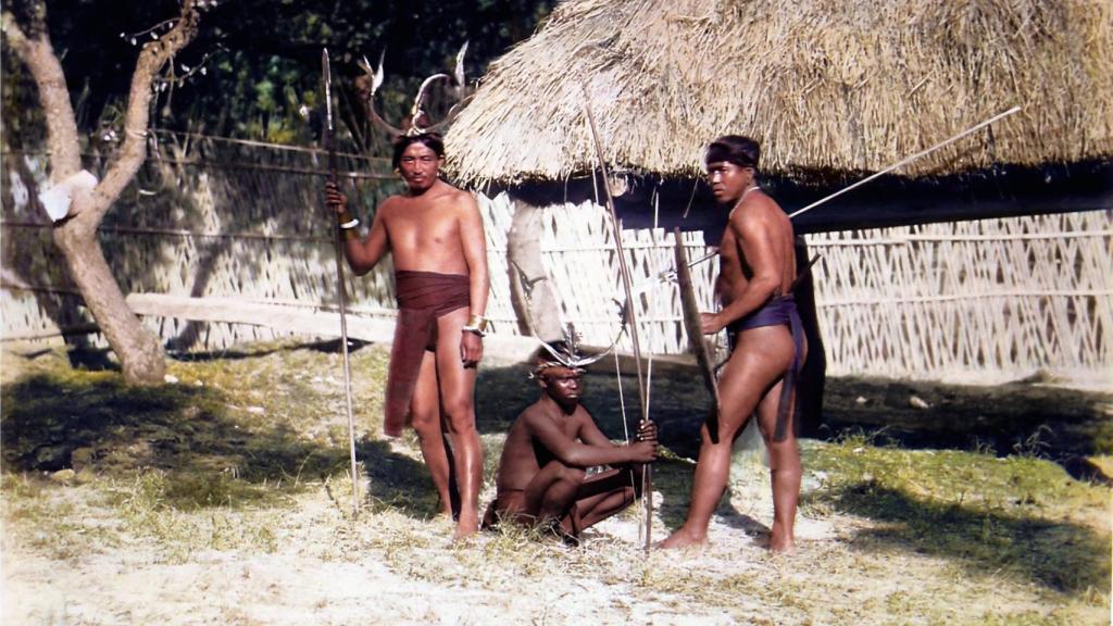 Un igorrote, un aeta y un tinguiano durante la Exposición General de Filipinas de 1887.