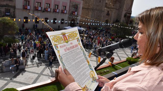 Tita García Élez durante la lectura del pregón del Leño Florido.
