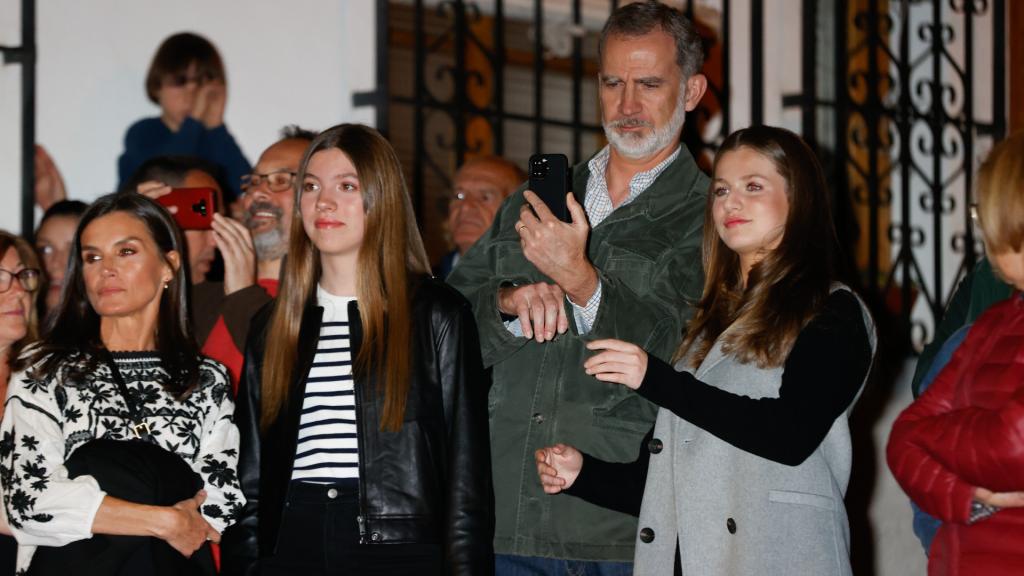Los Reyes y sus hijas, en Chinchón. Semana Santa 2023.