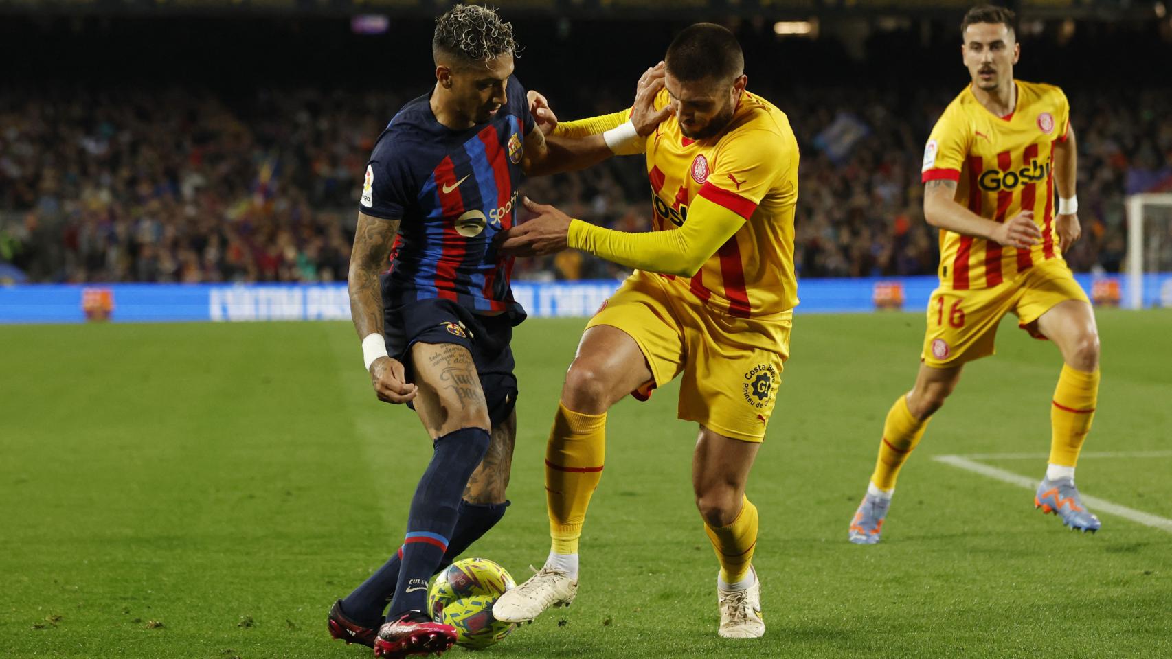 Raphinha, en acción con David Lopez durante el Barcelona - Girona de La Liga 2022/2023