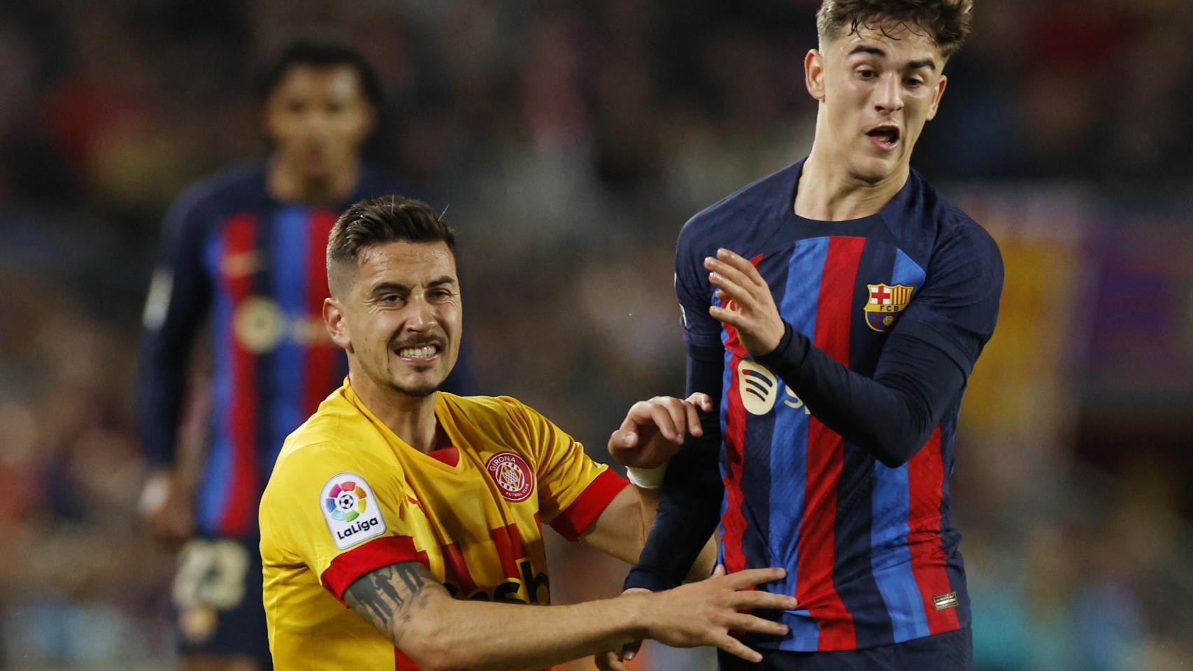 Gavi, ante Javi Hernández en el Barcelona - Girona de La Liga 2022/2023