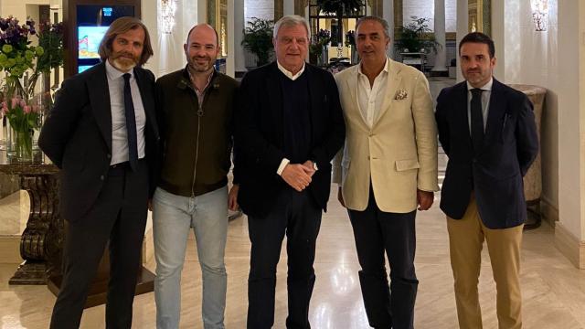 En el centro de la imagen, Sidney Toledano, presidente y director ejecutivo de LVMH Fashion Group, en el Hotel Palacio Miramar.
