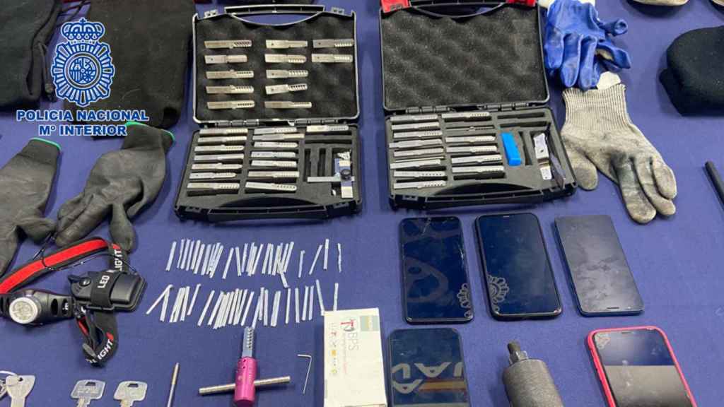 Algunos de los objetos intervenidos en la operación.