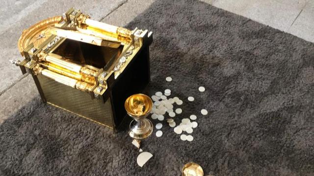 El sagrario de la iglesia, abierto por la fuerza y tirado en el suelo.