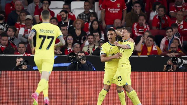 Los jugadores del Inter de Milán celebran el gol de Nicolo Barella.
