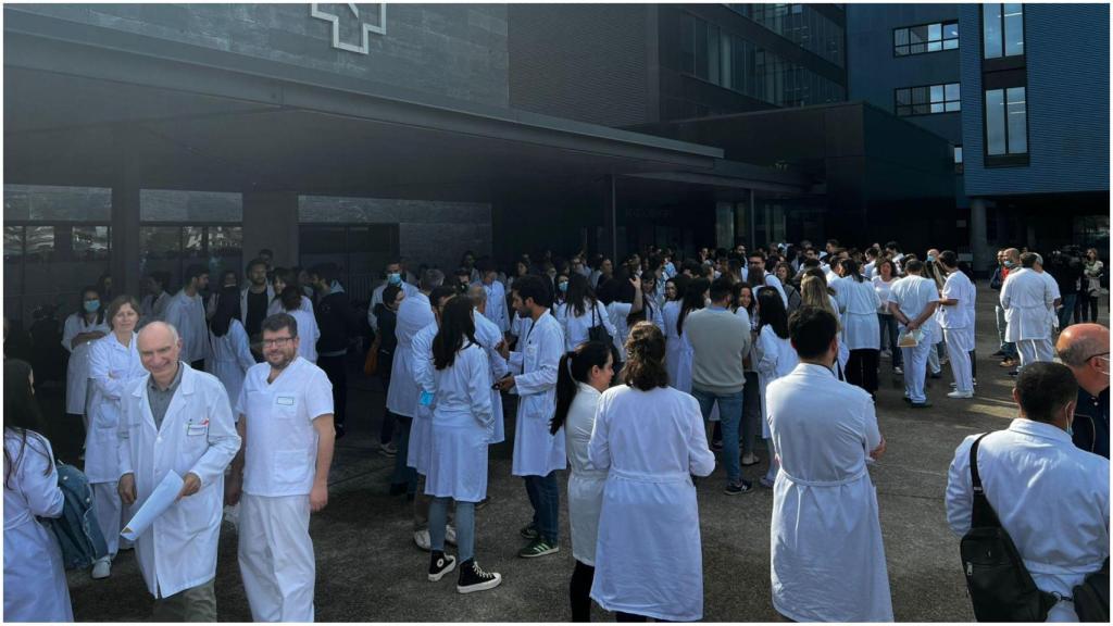 Sanitarios en huelga en el exterior de un centro hospitalario de la comunidad.