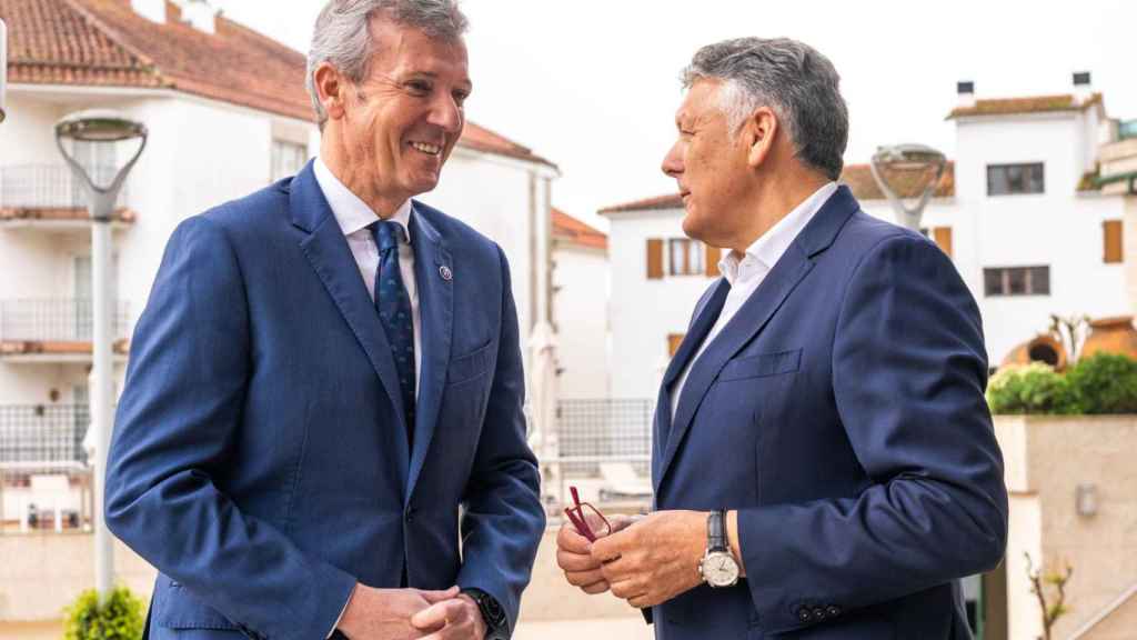 Rueda y Telmo Martín, alcalde de Sanxenxo, antes del desayuno económico celebrado este martes.