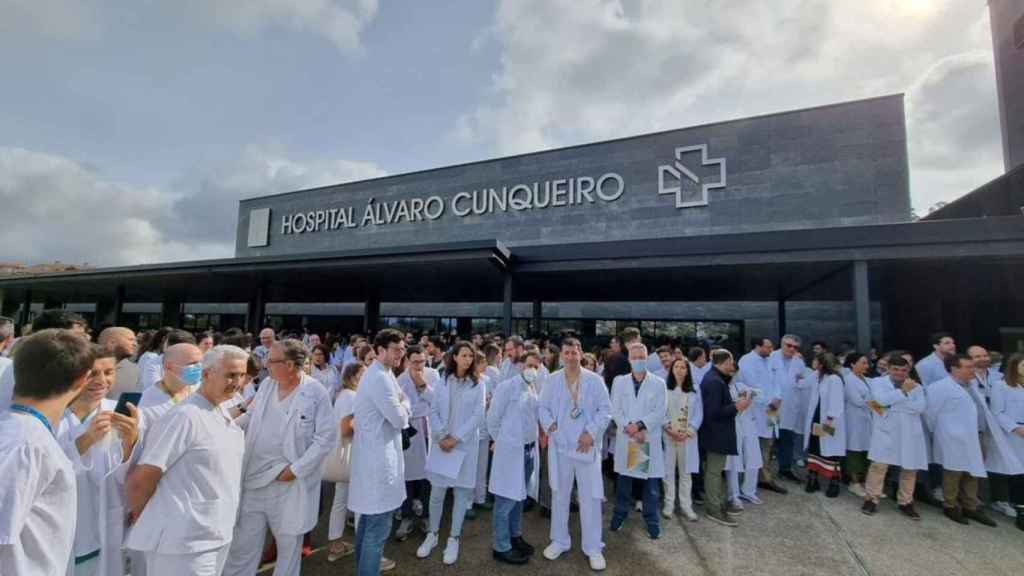 Concentración de médicos frente al Hospital Álvaro Cunqueiro de Vigo.