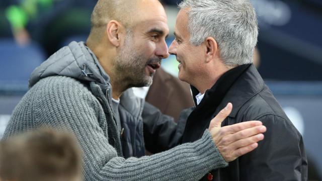 Mourinho y Guardiola se saludan.