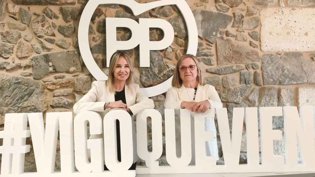 La candidata a la Alcaldía de Vigo por el PP, Marta Fernández-Tapias, y su número 2 en la lista, Irene Garrido.