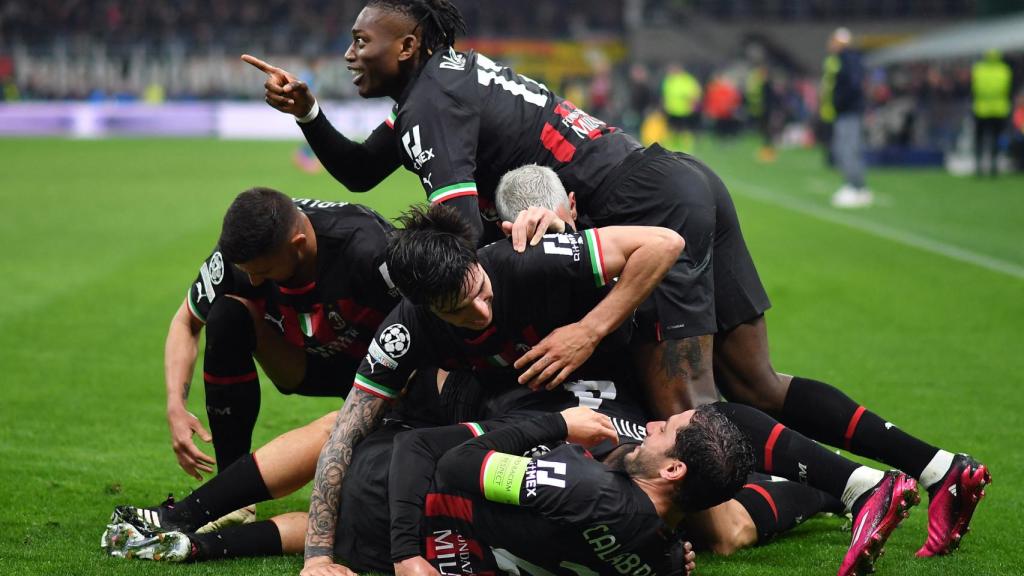 Piña de los futbolistas del Milan celebrando el gol.
