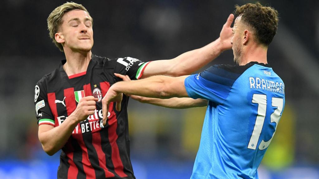 Saelemaekers y Rrahmani se enzarzan en una pelea.