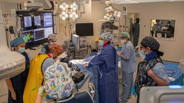 Sala vascular robotizada con IA.