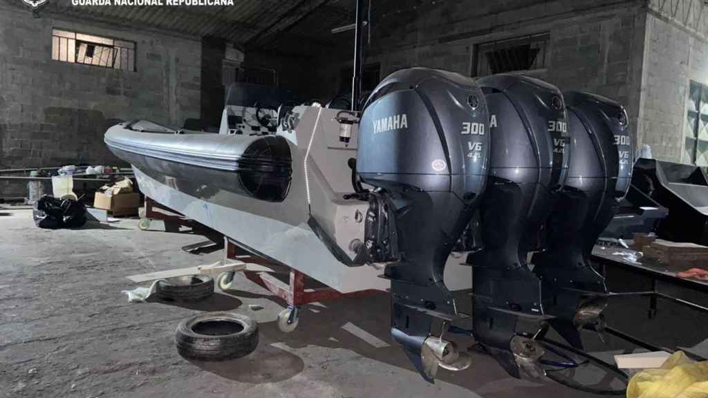 Una de las narcolanchas incautadas en una nave de Viana do Castelo.