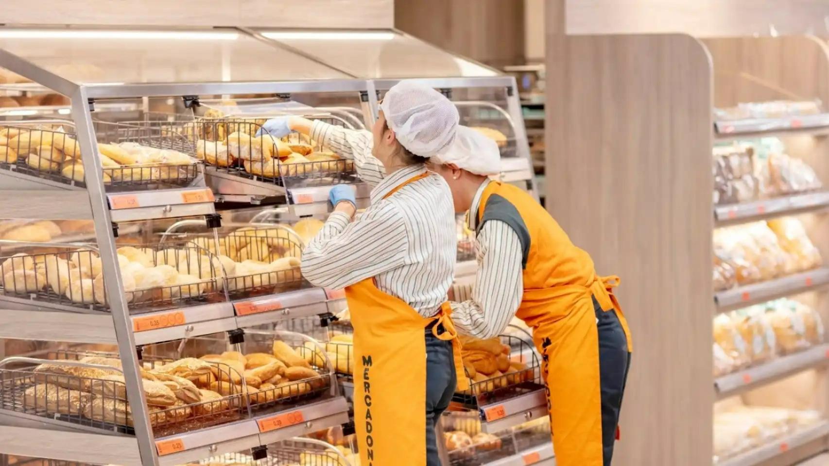 Trabajadoras en la panadería de Mercadona.