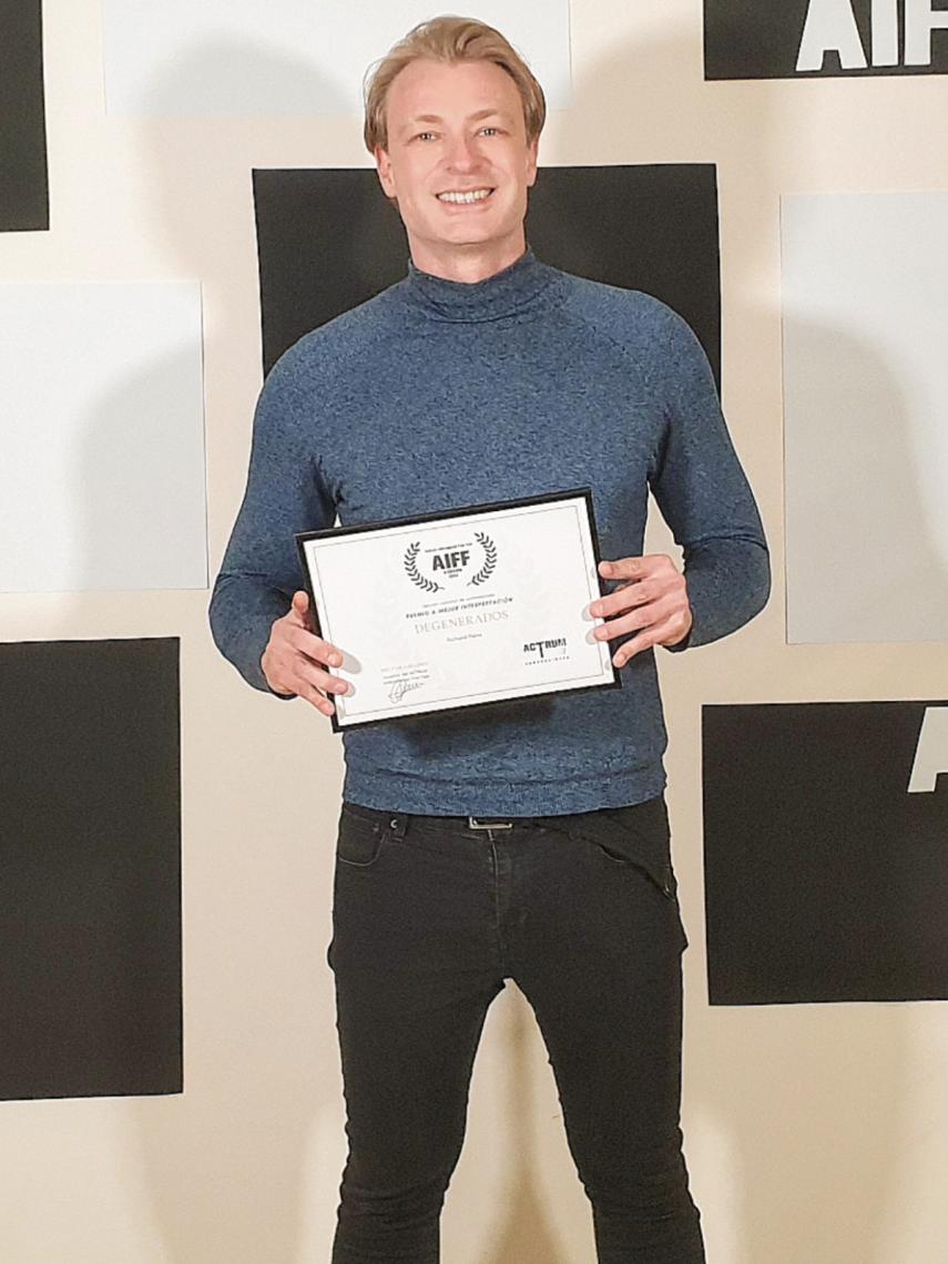 Richard Pena, recibiendo el premio a la Mejor Interpretación en el II Festival de Cine Internacional AIFF de Madrid por el corto 'Degenerados'.
